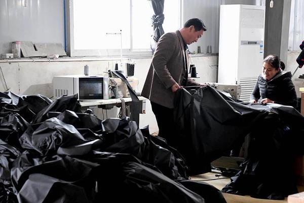 2-0！廣州隊(duì)將皮球傳入球門，吳永強(qiáng)腳后跟做球、張志雄破門